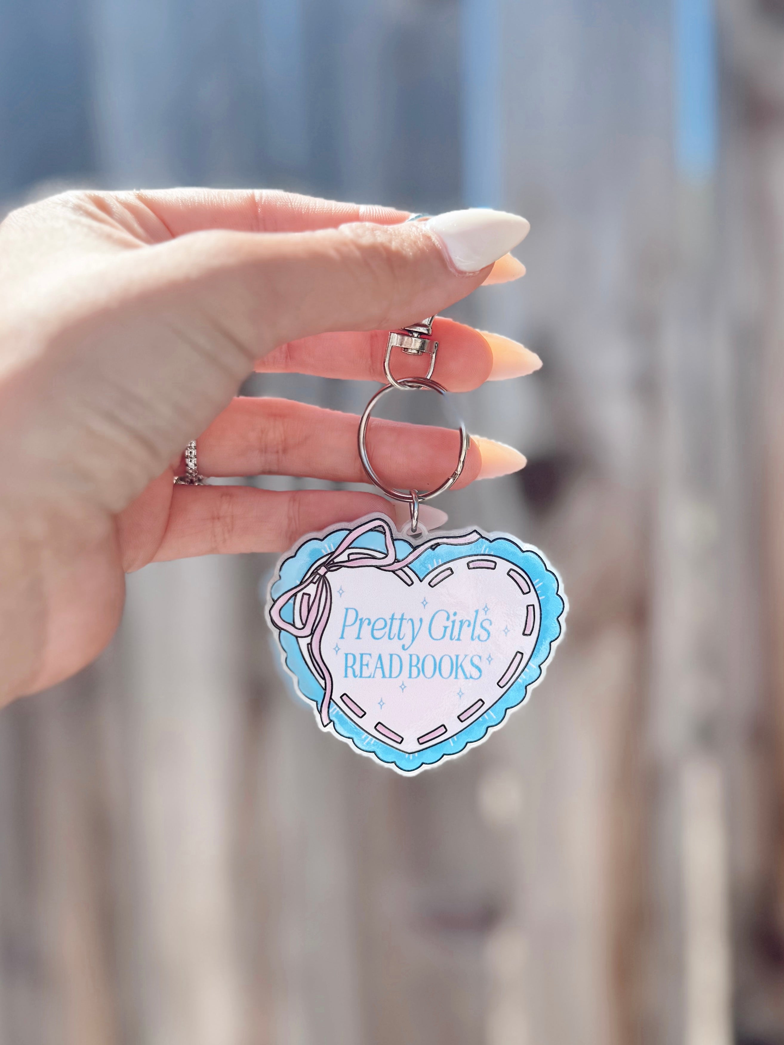 PRETTY GIRLS READ BOOKS KEYCHAIN/BAG CHARM